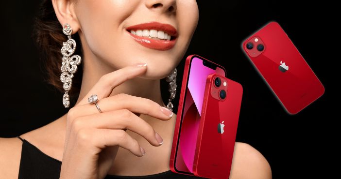 iPhone 13 (128 GB). Mulher elegante, com brincos brilhantes. À sua frente um iphone vermelho.